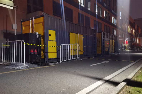 大丰镇柴油发电机组的输出电压是如何调节的？